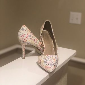 White heels with flowers. 👠